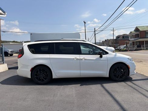 Used 2025 Chrysler Pacifica Limited FWD image 2