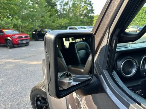 Used 2018 Jeep Wrangler Unlimited Sahara AWD/4WD image 17
