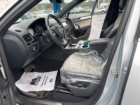 Used 2017 Volkswagen Touareg V6 image 2