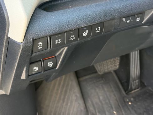 Used 2023 Toyota Sienna Platinum FWD image 7