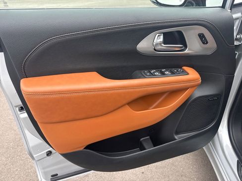 New 2026 Chrysler Pacifica Pinnacle AWD/4WD image 11