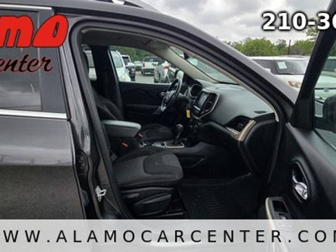 Used 2017 Jeep Cherokee Latitude AWD/4WD image 15