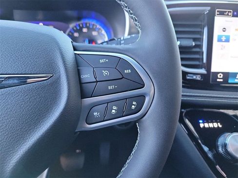 New 2025 Chrysler Pacifica Select image 5