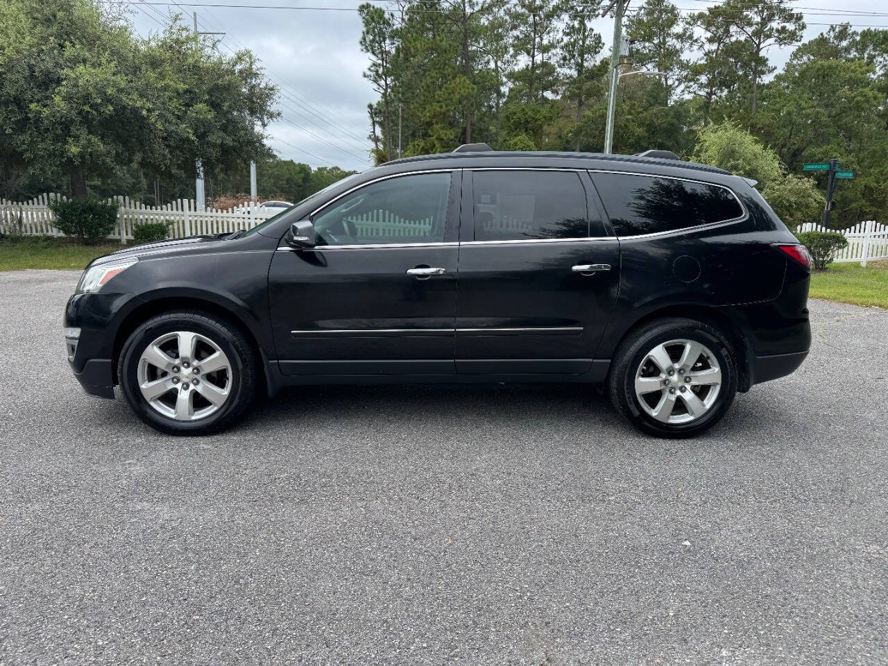 Used 2016 Chevrolet Traverse LTZ FWD image 3