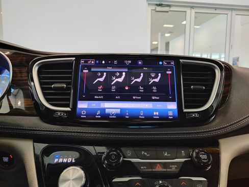 Used 2023 Chrysler Pacifica Limited FWD image 28