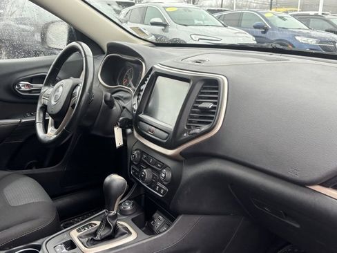 Used 2016 Jeep Cherokee Latitude w/ Cold Weather Group image 14