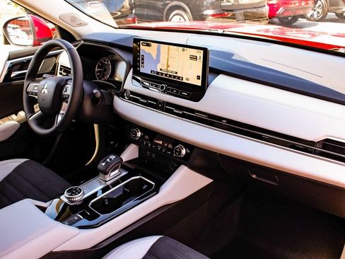 Used 2025 Mitsubishi Outlander SE AWD/4WD image 43