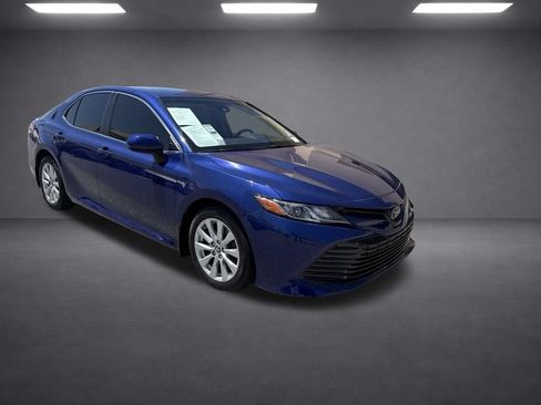 Used 2018 Toyota Camry LE FWD image 11