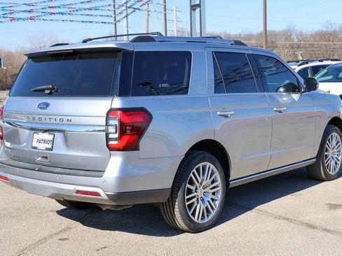Used 2024 Ford Expedition Limited image 3