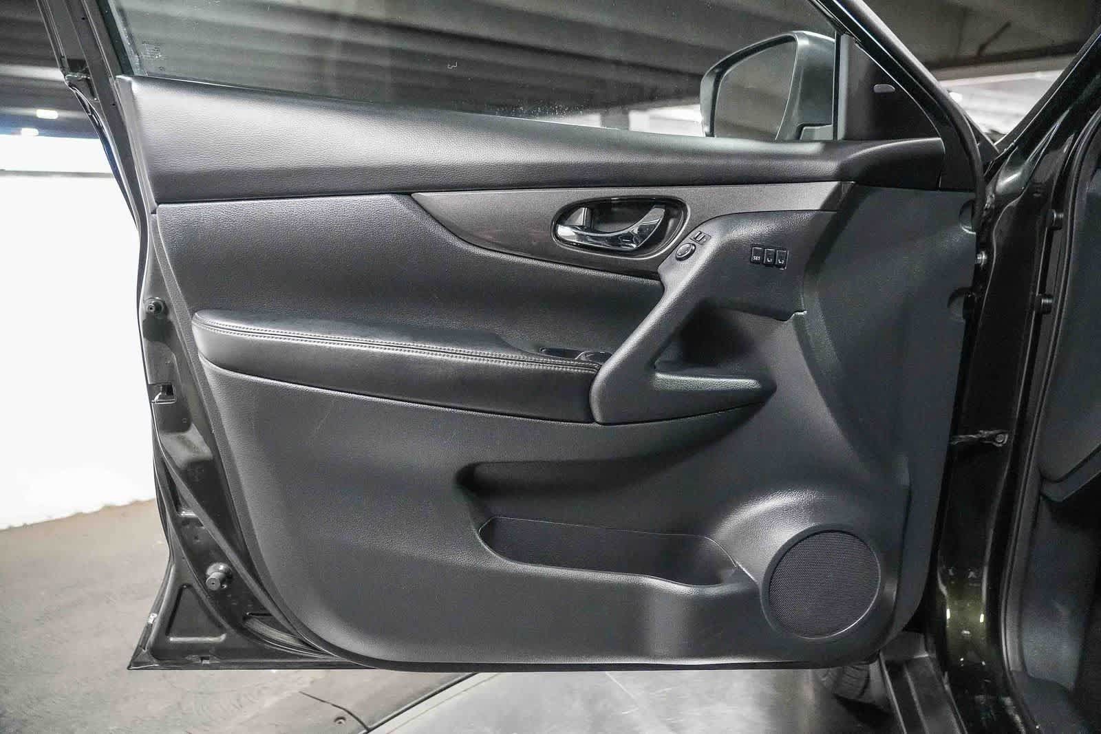 Used 2019 Nissan Rogue SV w/ Sun & Sound Touring Package AWD/4WD image 21