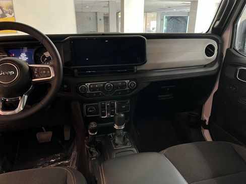 Used 2025 Jeep Wrangler Unlimited Sahara AWD/4WD image 35