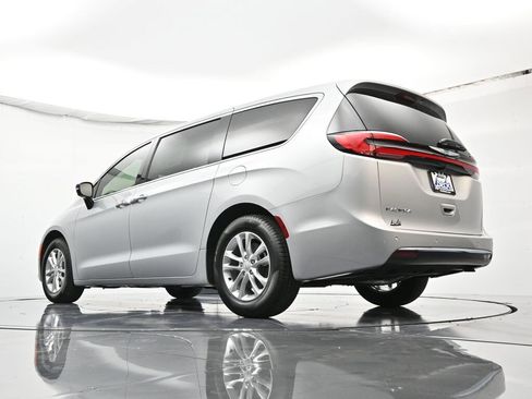 New 2026 Chrysler Pacifica Select image 44