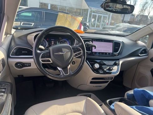 Used 2021 Chrysler Pacifica Touring-L image 4