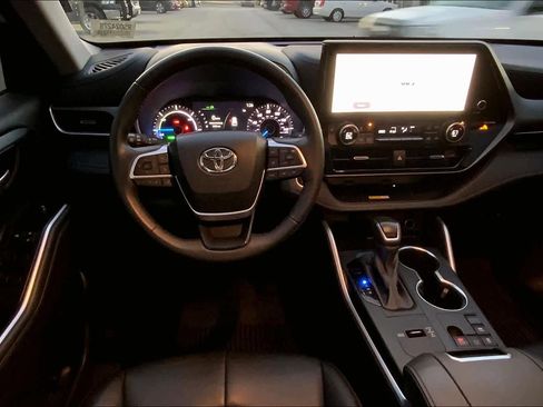 Used 2024 Toyota Highlander XLE image 6