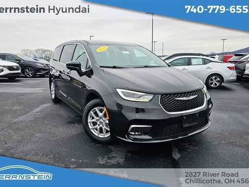 Used 2023 Chrysler Pacifica Touring-L image 1