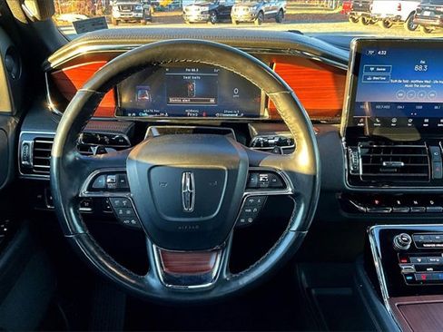 Used 2023 Lincoln Navigator Reserve image 12
