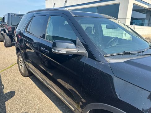 Used 2018 Ford Explorer XLT w/ Equipment Group 202A AWD/4WD image 7