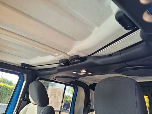 Used 2021 Jeep Gladiator Sport image 8