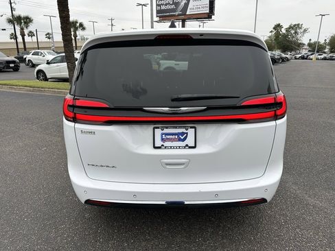 Used 2024 Chrysler Pacifica Touring-L w/ Uconnect Theater Family Group image 5