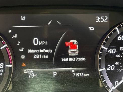 Used 2021 Toyota Highlander XLE AWD/4WD image 17