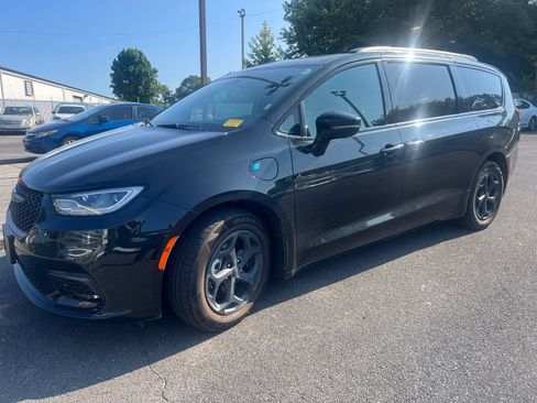 Used 2024 Chrysler Pacifica Premium FWD image 1