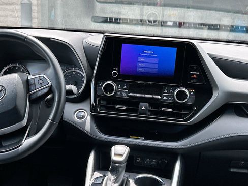 Used 2024 Toyota Highlander XLE FWD image 20
