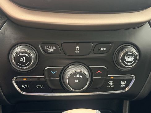 Used 2017 Jeep Cherokee Sport w/ Cold Weather Group AWD/4WD image 17