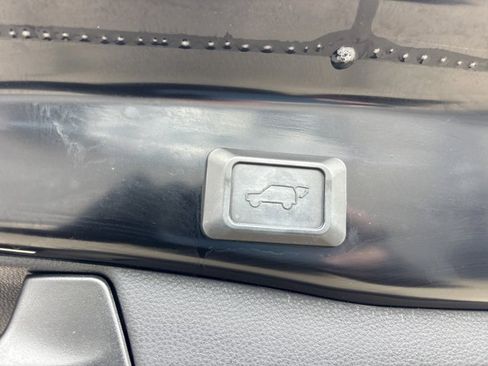 Used 2021 Toyota RAV4 XLE w/ Convenience Package image 9