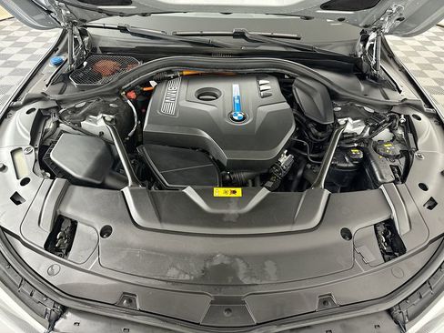 Used 2018 BMW 740e xDrive AWD/4WD image 30