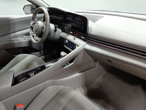 Used 2025 Hyundai Elantra SEL FWD image 15