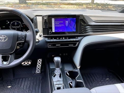 Used 2025 Toyota Camry SE w/ Convenience Package FWD image 9