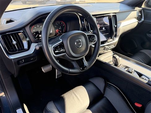 Used 2022 Volvo S60 B5 R-Design image 13