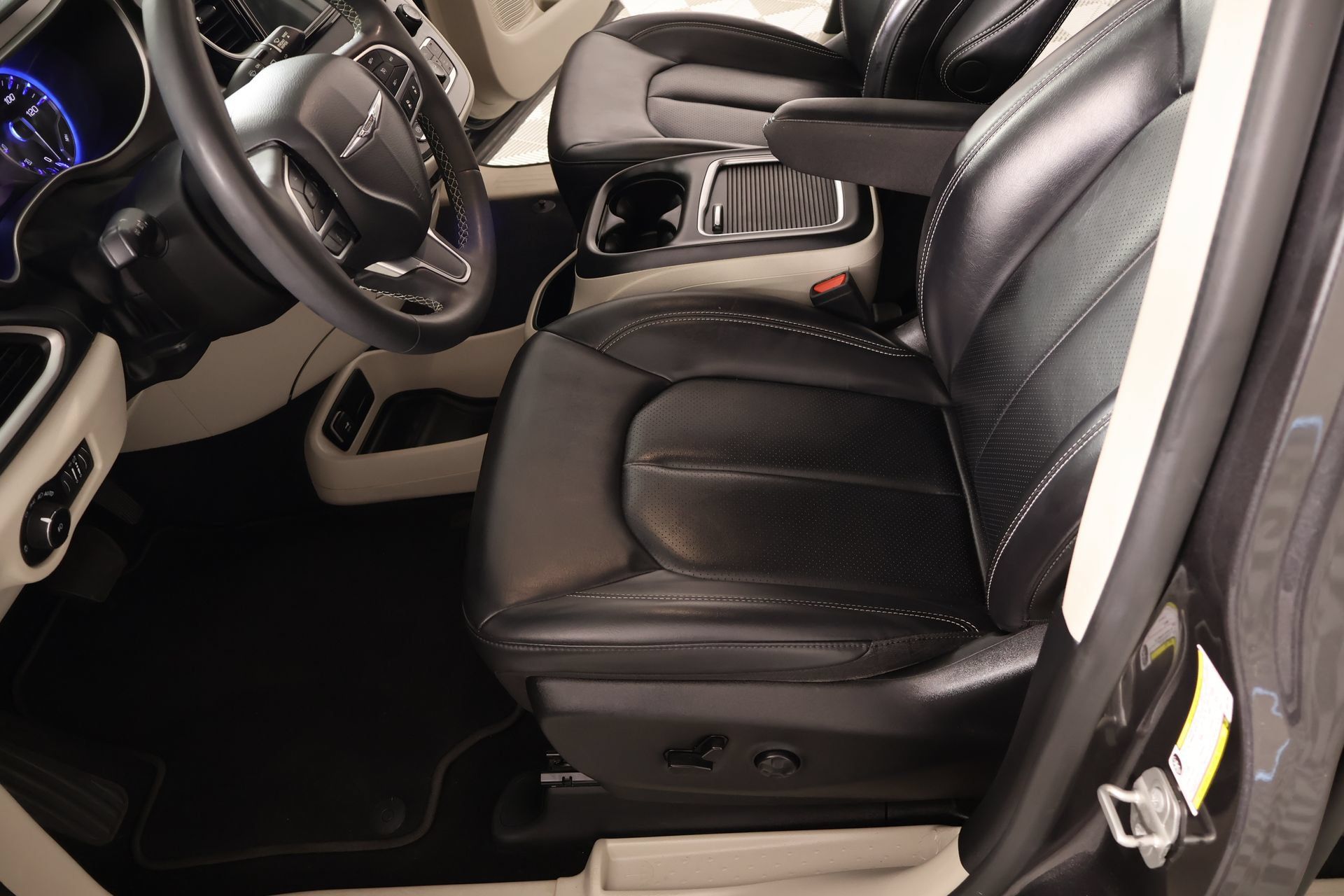 Used 2023 Chrysler Pacifica Touring-L FWD image 10