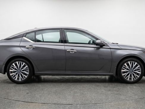 Used 2025 Nissan Altima 2.5 SV FWD image 11