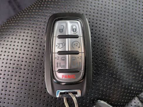 Used 2020 Chrysler Pacifica Limited w/ Advanced Safetytec Group FWD image 36