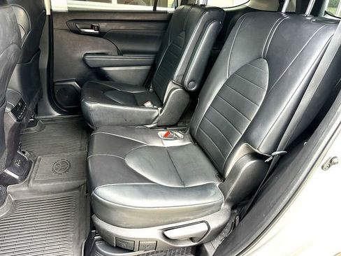 Used 2022 Toyota Highlander XLE FWD image 19