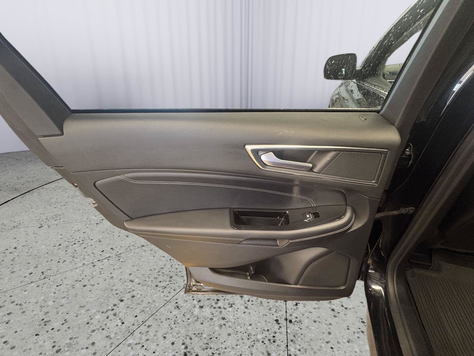 Used 2018 Ford Edge Titanium w/ Equipment Group 301A AWD/4WD image 23