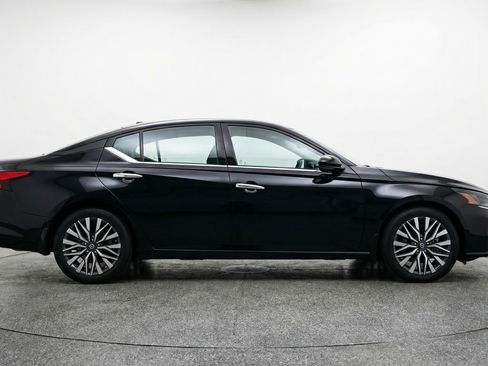 Used 2025 Nissan Altima 2.5 SV image 11