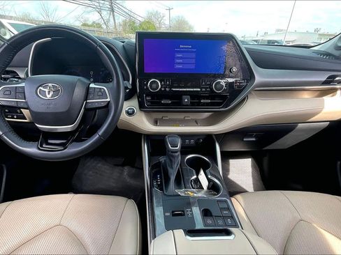 Used 2023 Toyota Highlander Limited image 16