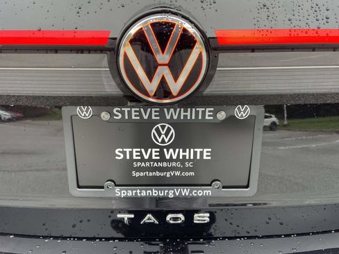 New 2026 Volkswagen Taos SE FWD image 8