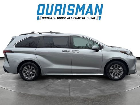 Used 2021 Toyota Sienna XLE image 7