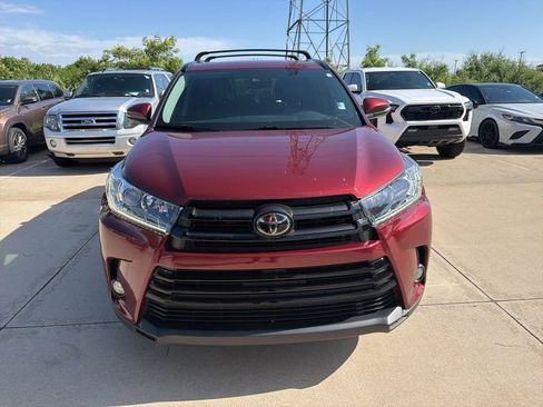Used 2018 Toyota Highlander SE FWD image 2