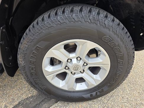Used 2016 Toyota 4Runner SR5 AWD/4WD image 41