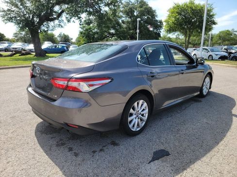 Used 2018 Toyota Camry LE FWD image 5