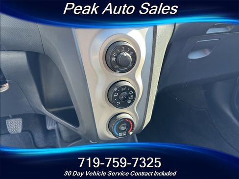 Used 2010 Toyota Yaris 4-Door Hatchback image 16