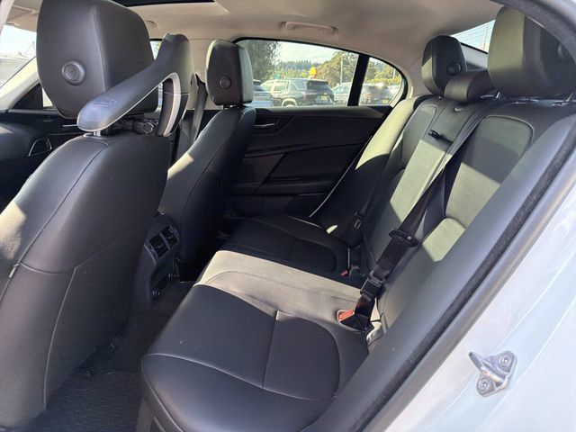Used 2019 Jaguar XE Premium RWD image 11