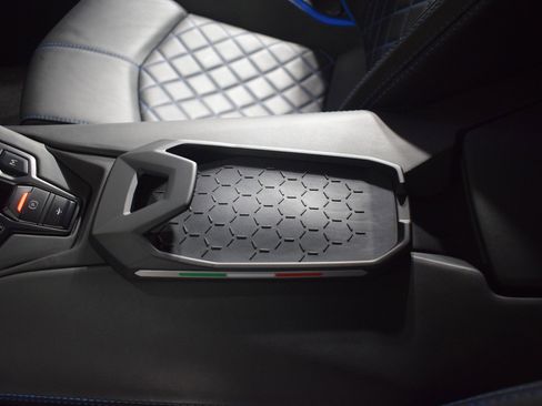 Used 2019 Lamborghini Aventador S image 34