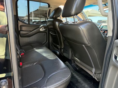 Used 2015 Nissan Frontier PRO-4X AWD/4WD image 18