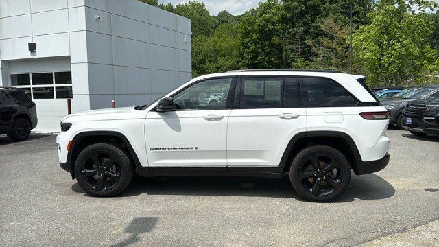 Used 2023 Jeep Grand Cherokee Altitude AWD/4WD image 4