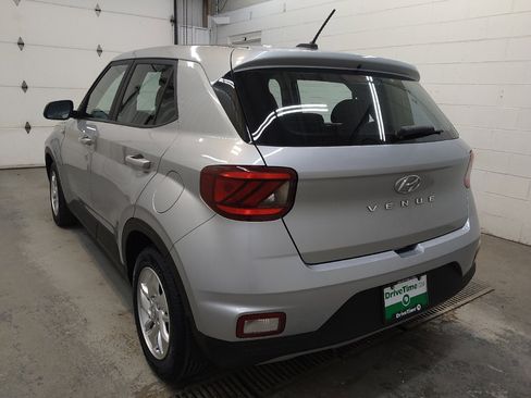 Used 2023 Hyundai Venue SE image 5
